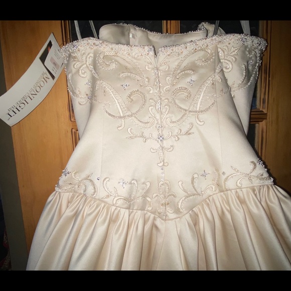 Wedding dress never worn with tags 12 - Picture 5 of 8